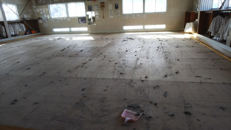 ２月23日に、十和田市内の2校の中学校に175枚の柔道畳を納入しました。両校で2時間で入替終了の超スピード施工でした。